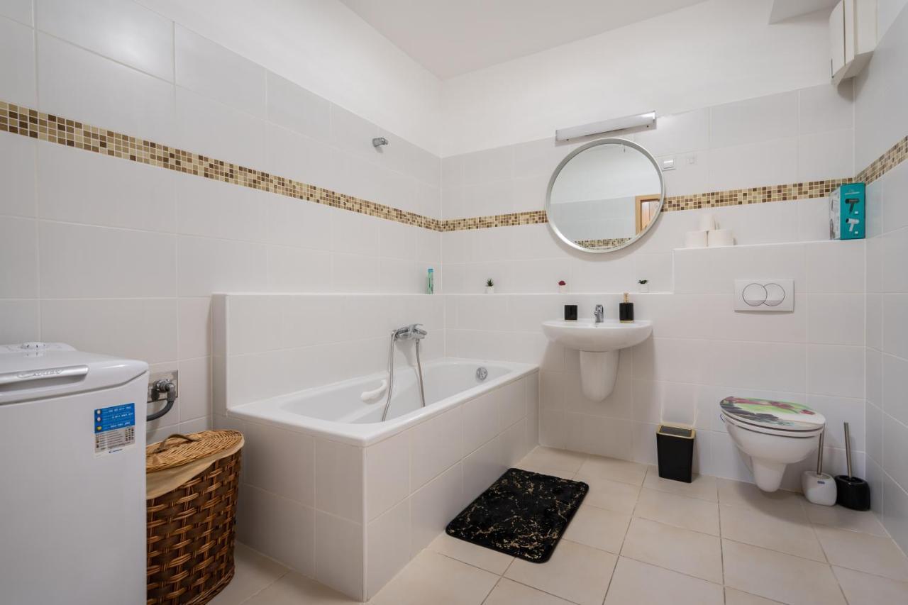 Penthouse Three Bedrooms, Three Balconies Apartment With Free Parking In Kiraly Street Budapest Bagian luar foto