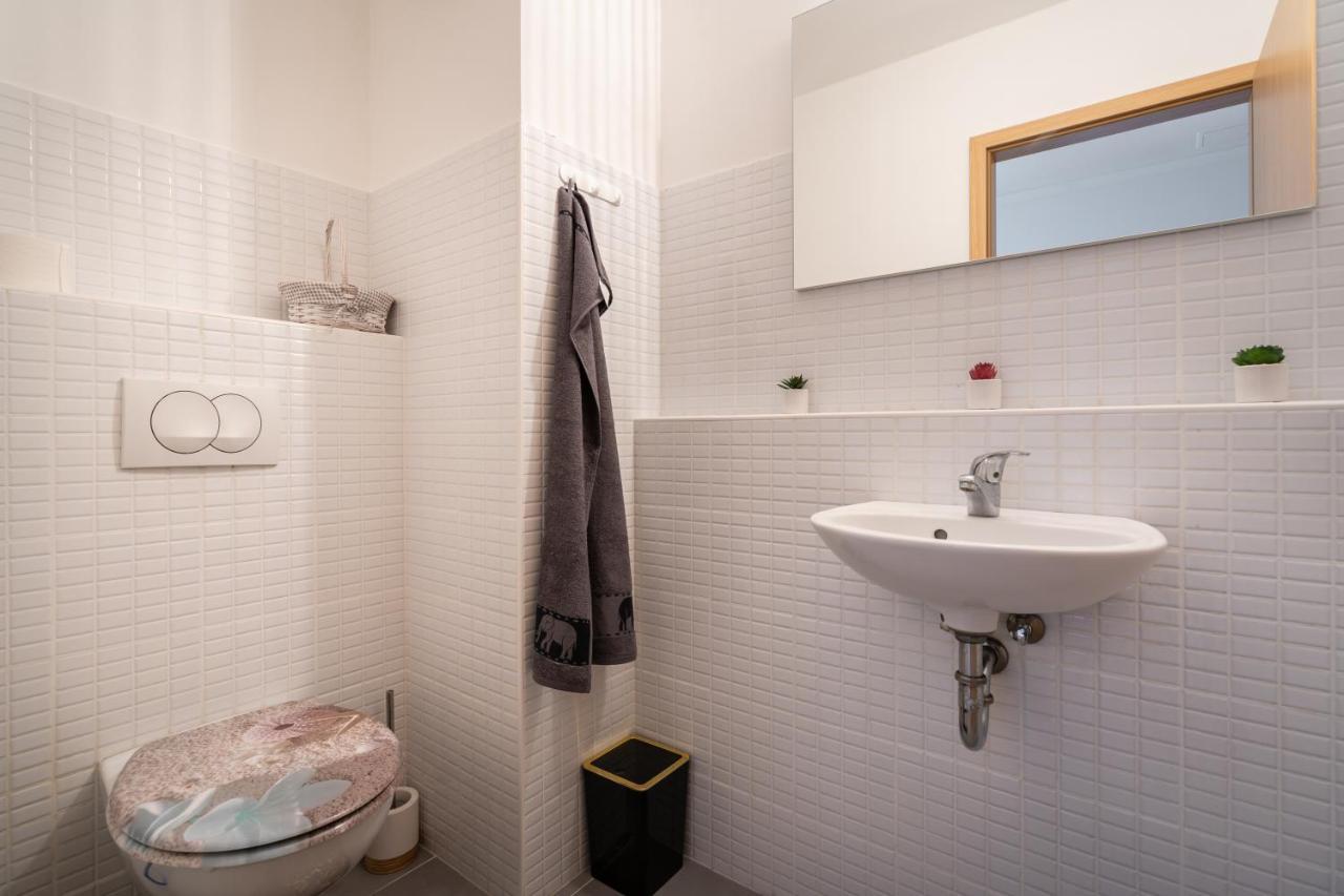 Penthouse Three Bedrooms, Three Balconies Apartment With Free Parking In Kiraly Street Budapest Bagian luar foto