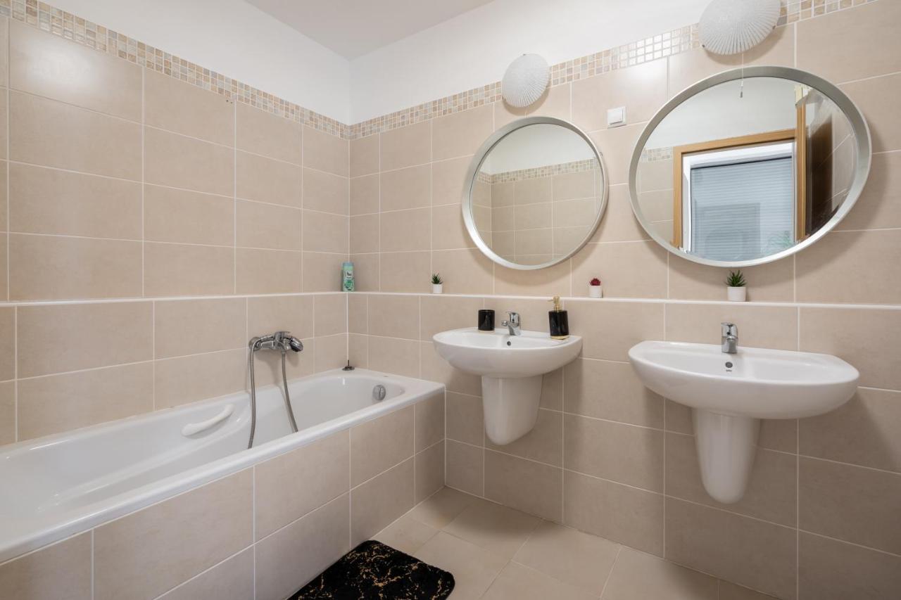 Penthouse Three Bedrooms, Three Balconies Apartment With Free Parking In Kiraly Street Budapest Bagian luar foto