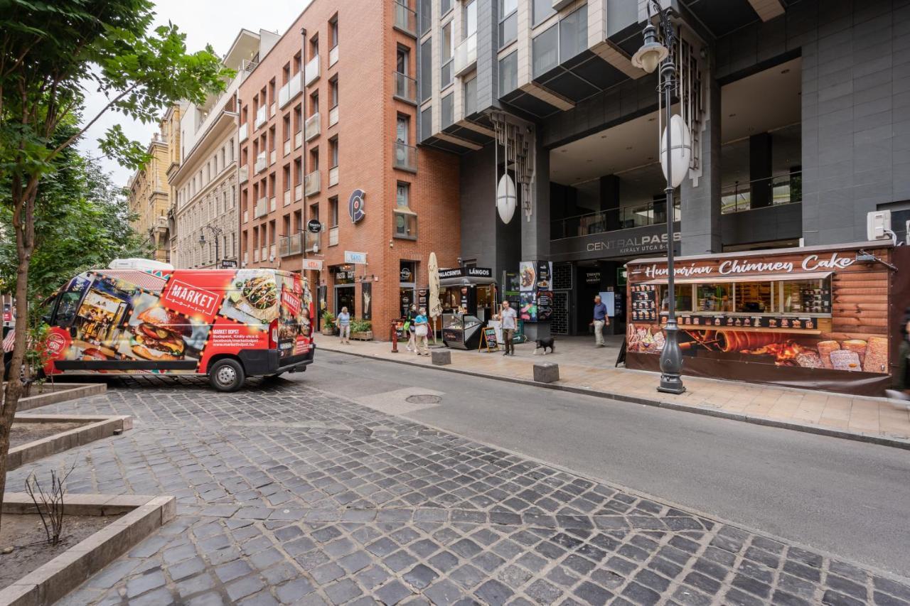 Penthouse Three Bedrooms, Three Balconies Apartment With Free Parking In Kiraly Street Budapest Bagian luar foto