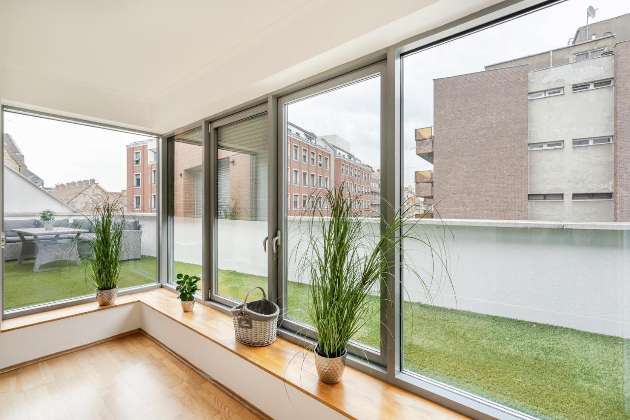 Penthouse Three Bedrooms, Three Balconies Apartment With Free Parking In Kiraly Street Budapest Bagian luar foto