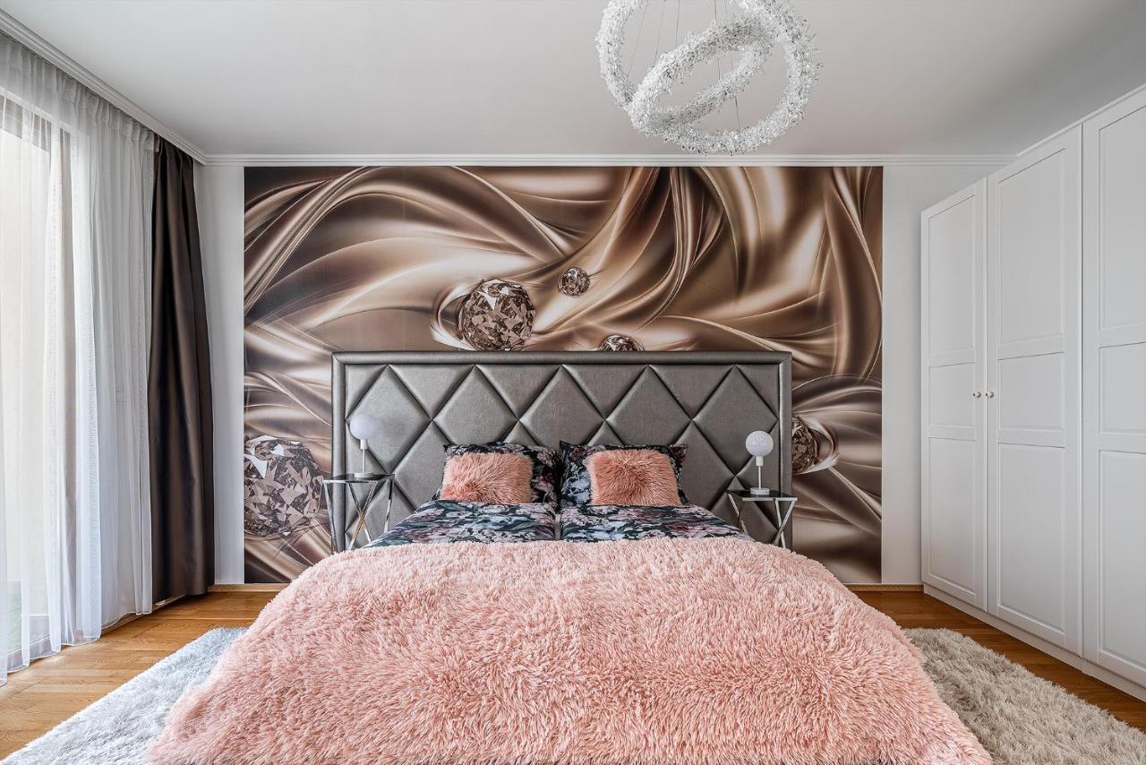 Penthouse Three Bedrooms, Three Balconies Apartment With Free Parking In Kiraly Street Budapest Bagian luar foto