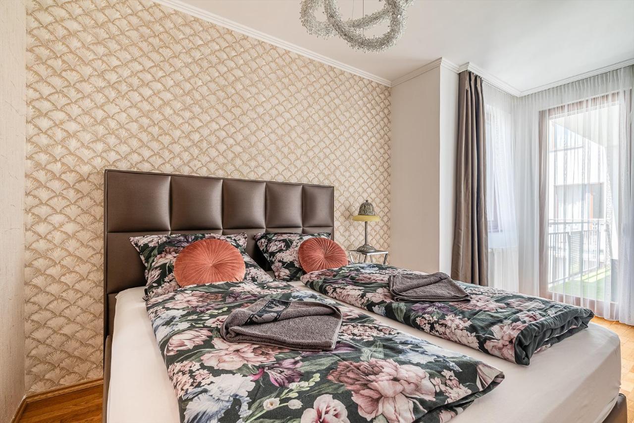 Penthouse Three Bedrooms, Three Balconies Apartment With Free Parking In Kiraly Street Budapest Bagian luar foto